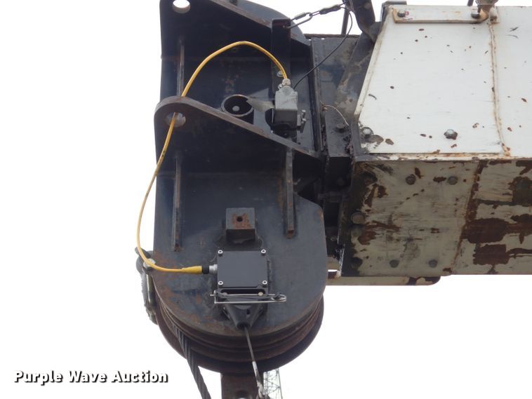 image for item DG6421 2004 International 7400 crane truck