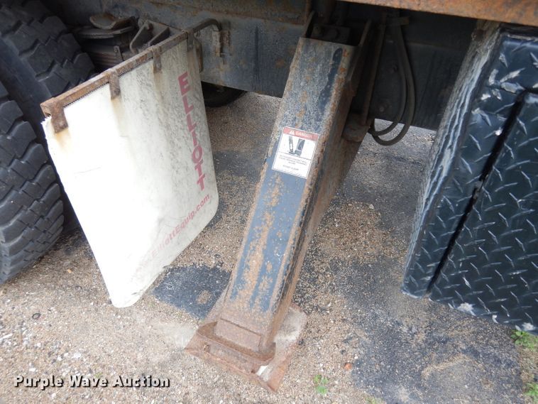 image for item DG6421 2004 International 7400 crane truck