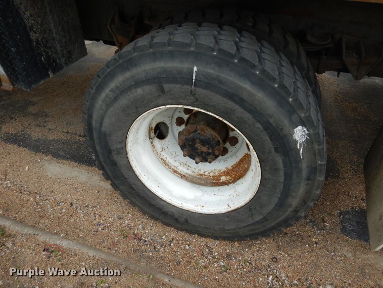 image for item DG6421 2004 International 7400 crane truck