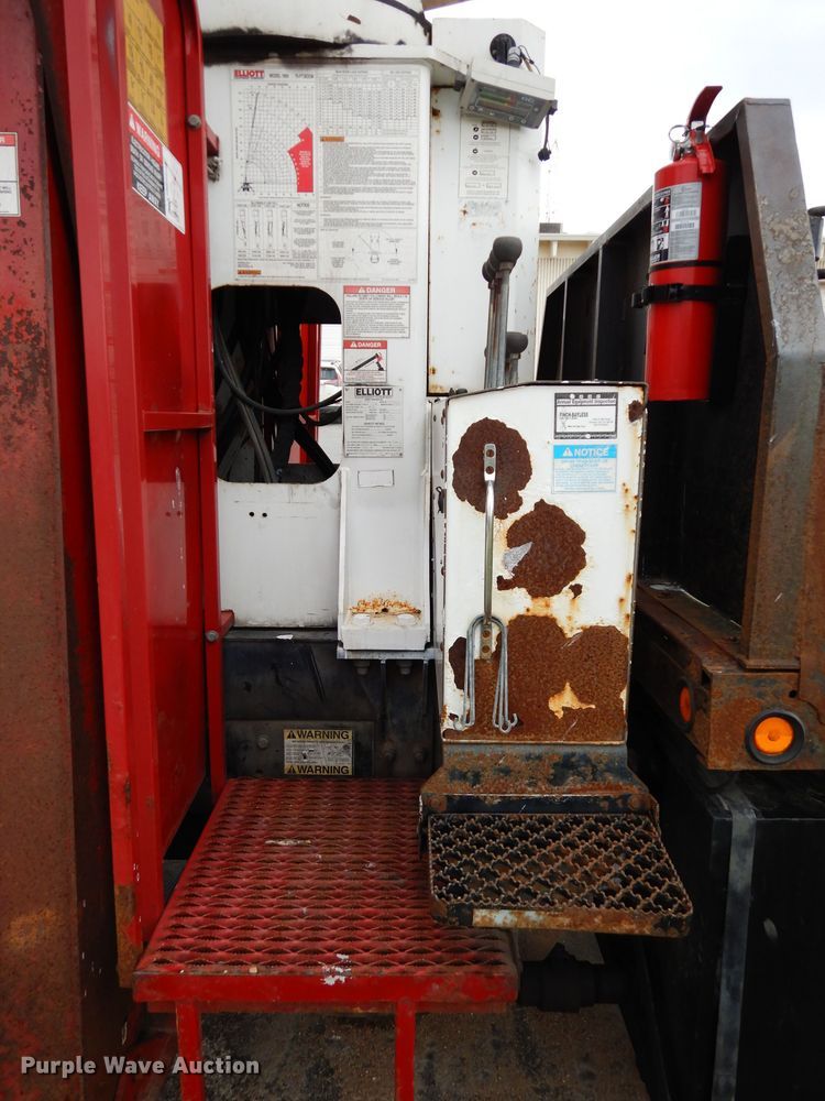 image for item DG6421 2004 International 7400 crane truck