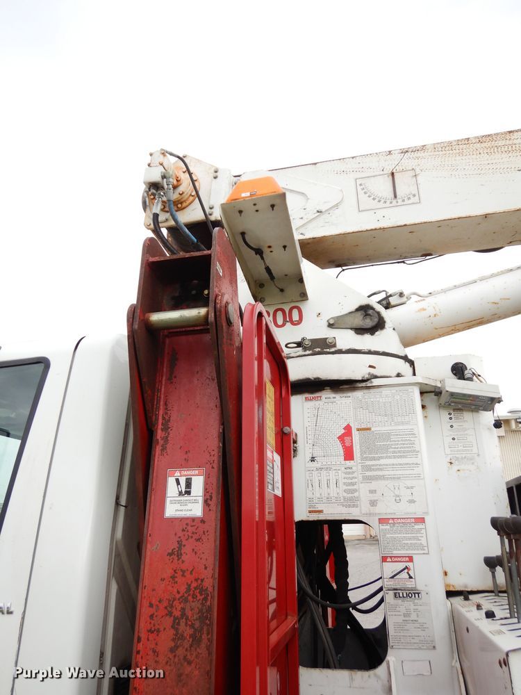 image for item DG6421 2004 International 7400 crane truck