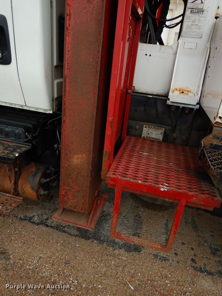 image for item DG6421 2004 International 7400 crane truck