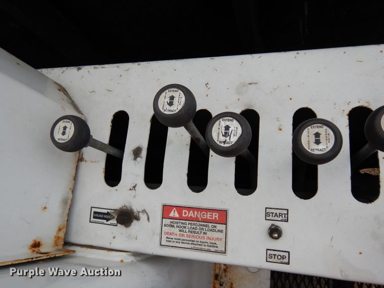 image for item DG6421 2004 International 7400 crane truck