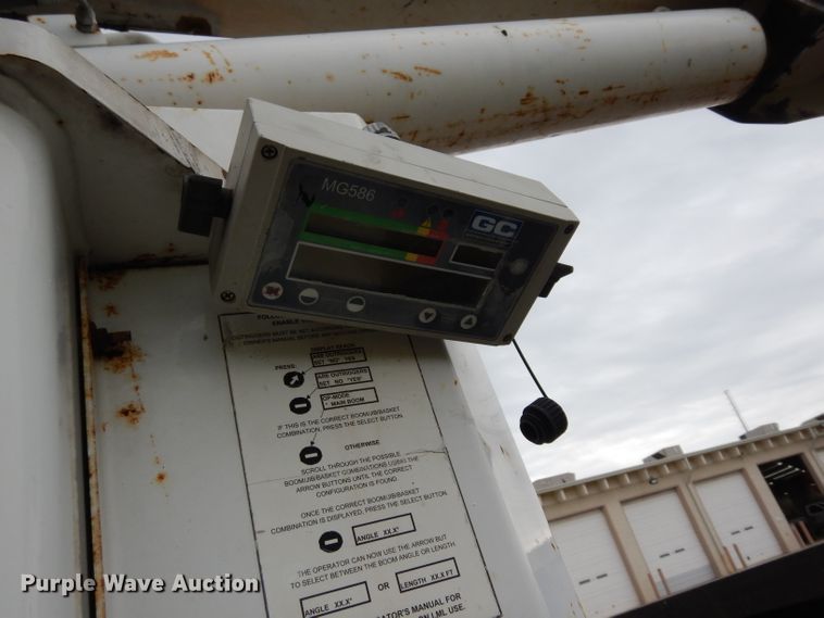 image for item DG6421 2004 International 7400 crane truck