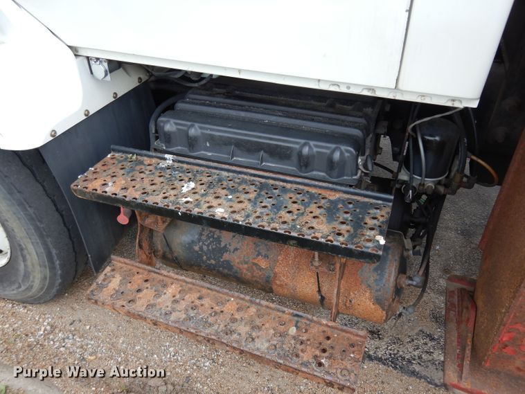 image for item DG6421 2004 International 7400 crane truck