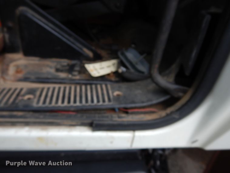 image for item DG6421 2004 International 7400 crane truck