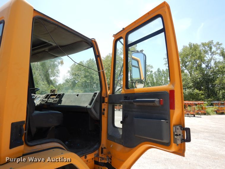 image for item DG7976 1992 Ford Cargo 8000  truck cab and chassis