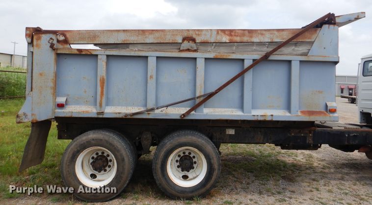 image for item DG8704 2001 Freightliner FL80  dump truck