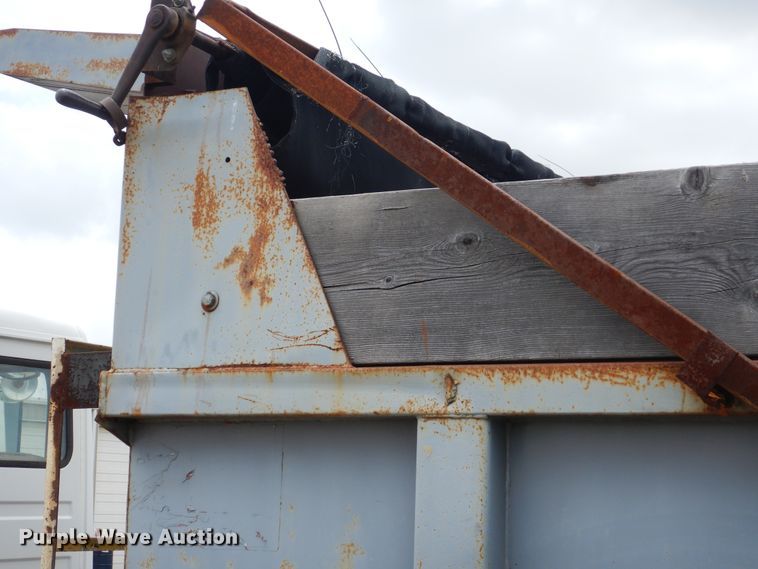 image for item DG8704 2001 Freightliner FL80  dump truck