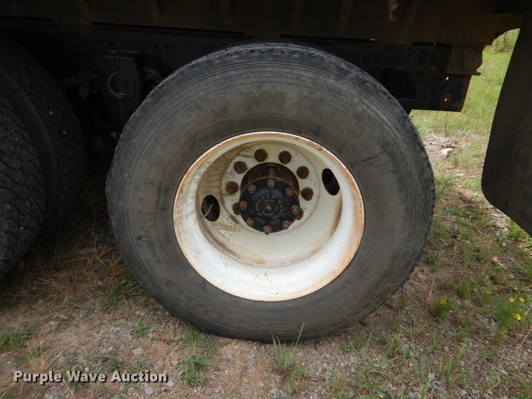 image for item DG8704 2001 Freightliner FL80  dump truck
