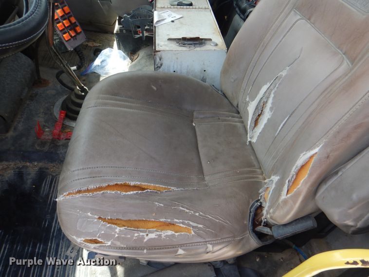 image for item DH5366 2000 Freightliner FL70  service truck with crane