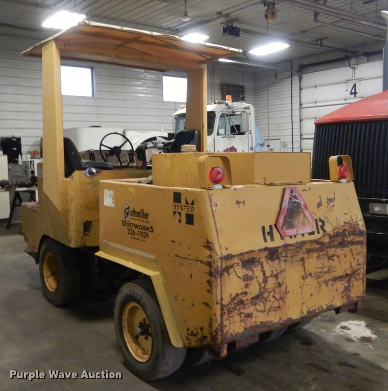 image for item FK9256 Hyster C530A  pneumatic roller