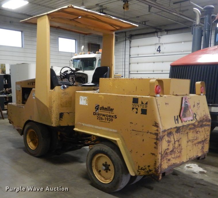 image for item FK9256 Hyster C530A  pneumatic roller