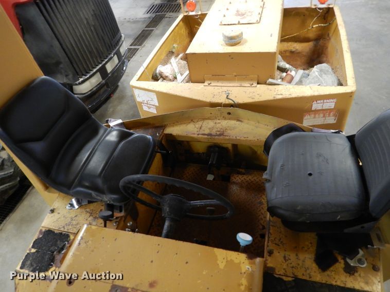 image for item FK9256 Hyster C530A  pneumatic roller