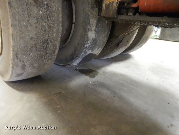 image for item FK9256 Hyster C530A  pneumatic roller