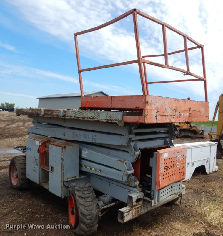 image for item GA9147 Skyjack SJ8841  scissor lift