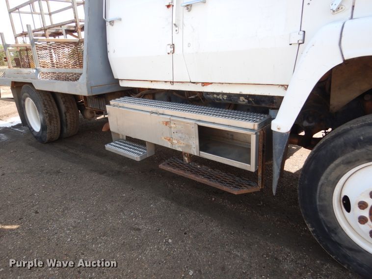 image for item GA9158 1988 Ford L8000  flatbed truck