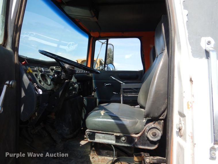 image for item GA9158 1988 Ford L8000  flatbed truck