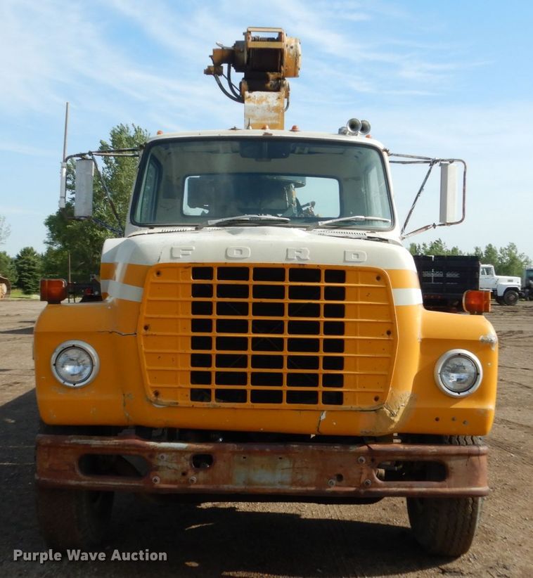 image for item GA9159 1977 Ford F800  crane truck