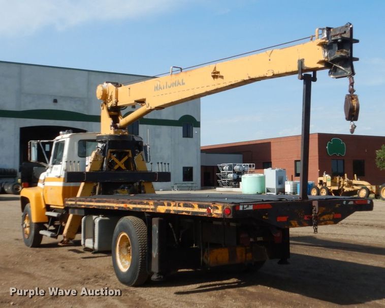 image for item GA9159 1977 Ford F800  crane truck