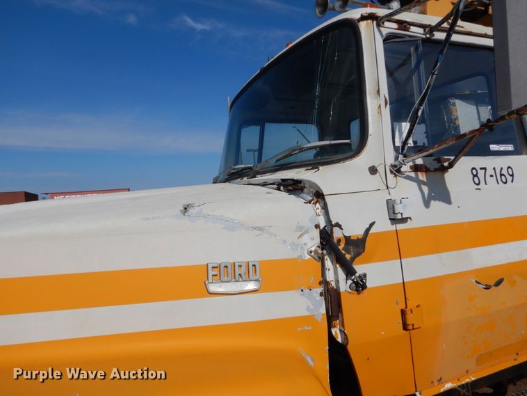 image for item GA9159 1977 Ford F800  crane truck