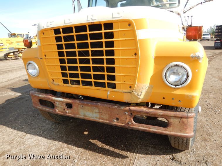 image for item GA9159 1977 Ford F800  crane truck