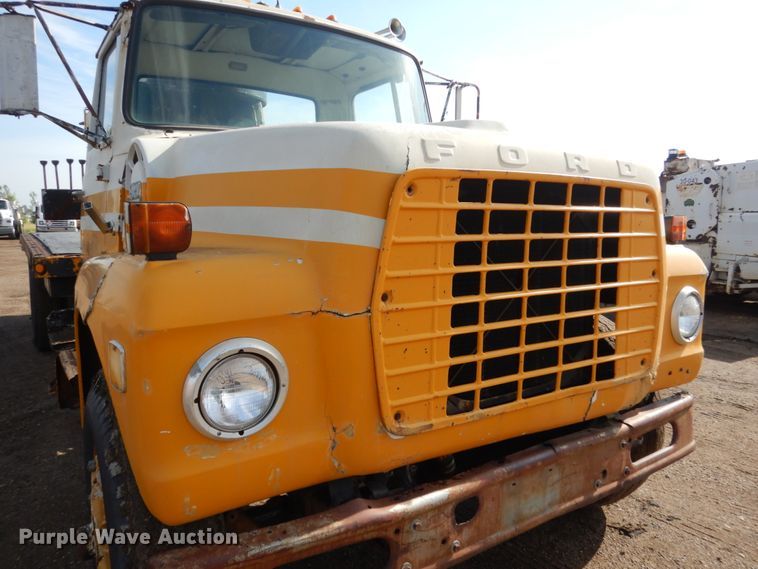 image for item GA9159 1977 Ford F800  crane truck