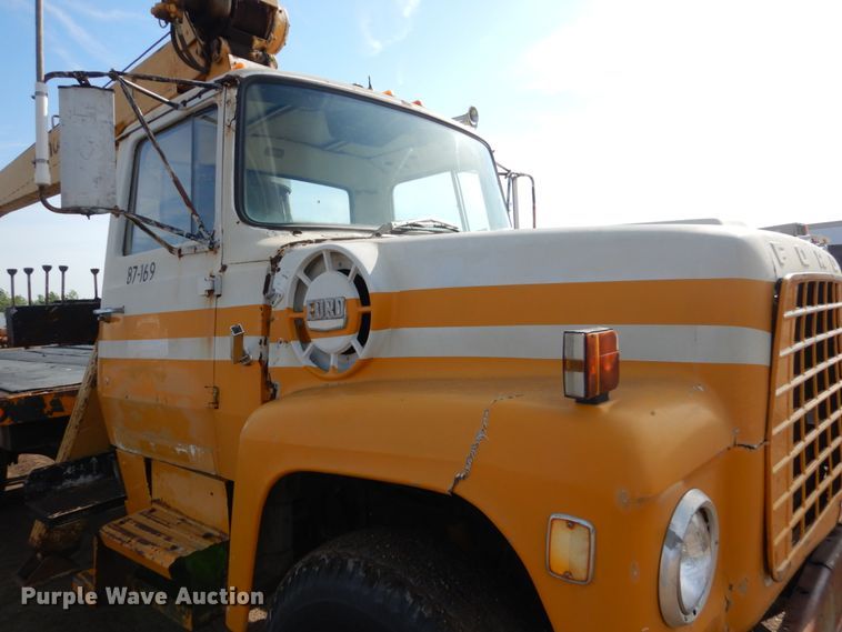 image for item GA9159 1977 Ford F800  crane truck