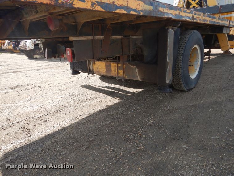 image for item GA9159 1977 Ford F800  crane truck