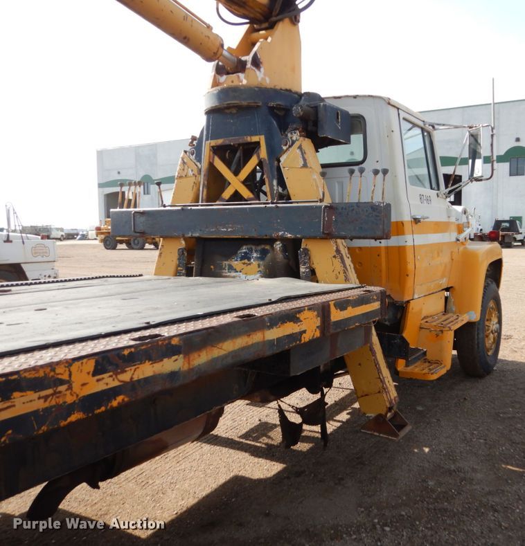 image for item GA9159 1977 Ford F800  crane truck