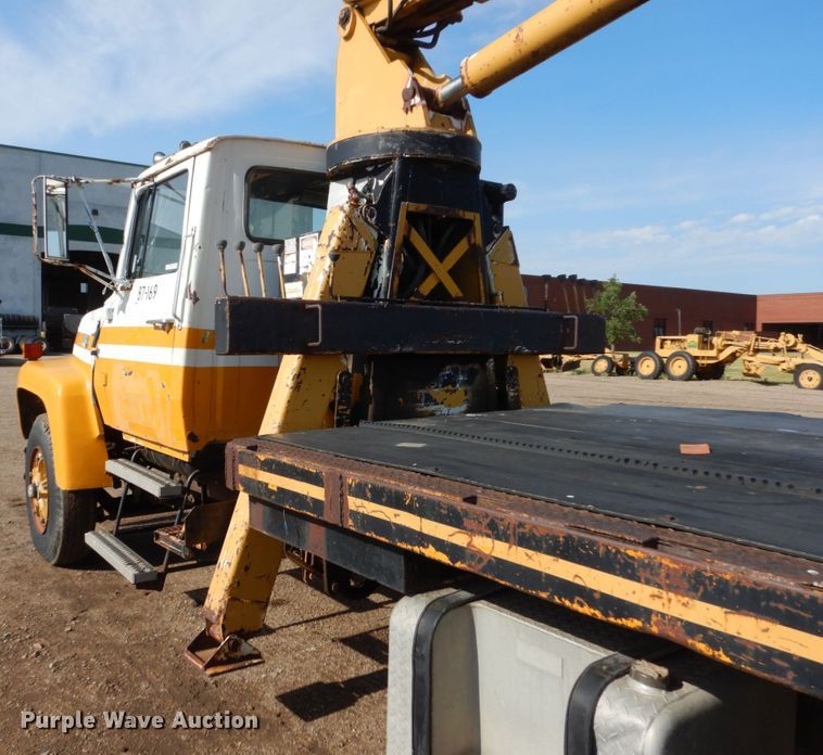 image for item GA9159 1977 Ford F800  crane truck