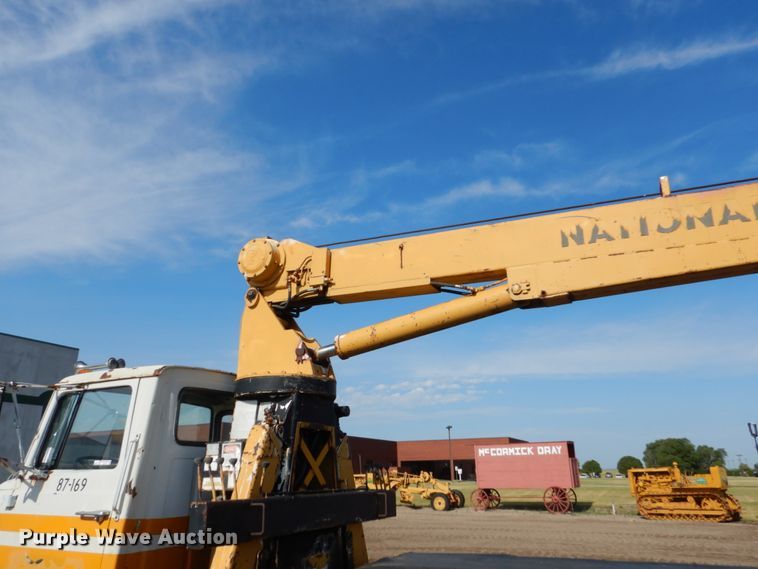 image for item GA9159 1977 Ford F800  crane truck