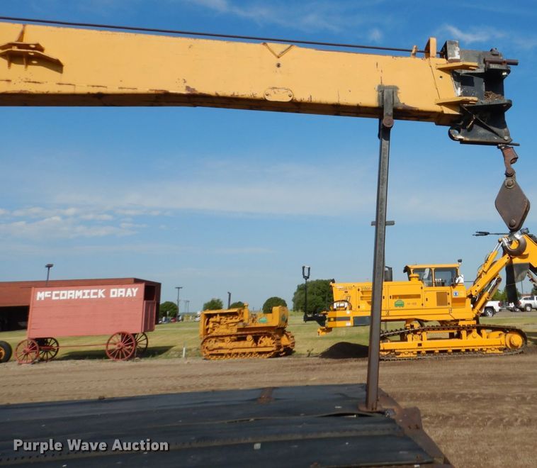 image for item GA9159 1977 Ford F800  crane truck