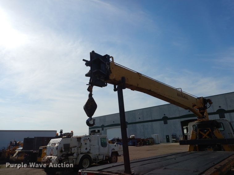 image for item GA9159 1977 Ford F800  crane truck