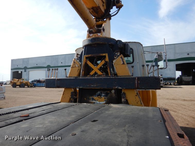 image for item GA9159 1977 Ford F800  crane truck