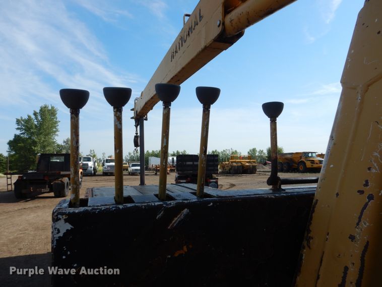 image for item GA9159 1977 Ford F800  crane truck