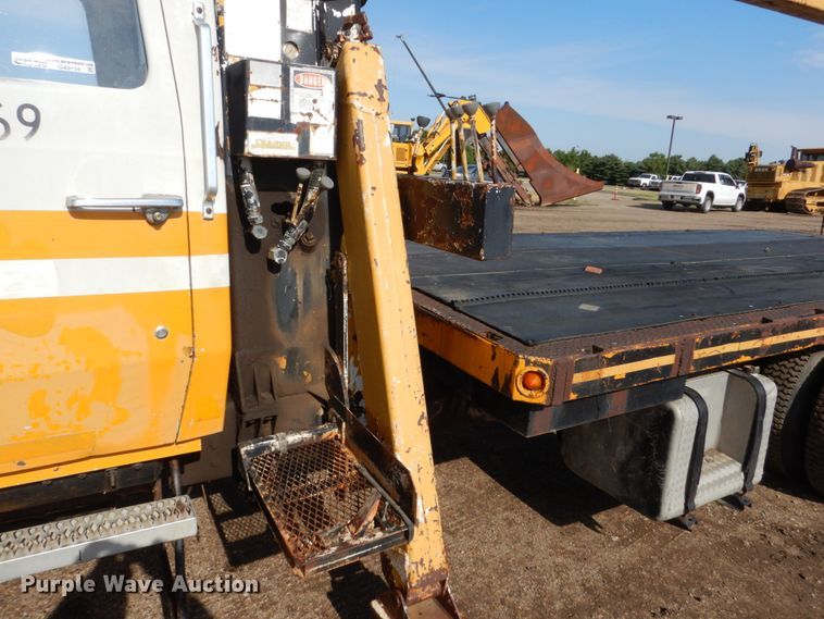 image for item GA9159 1977 Ford F800  crane truck