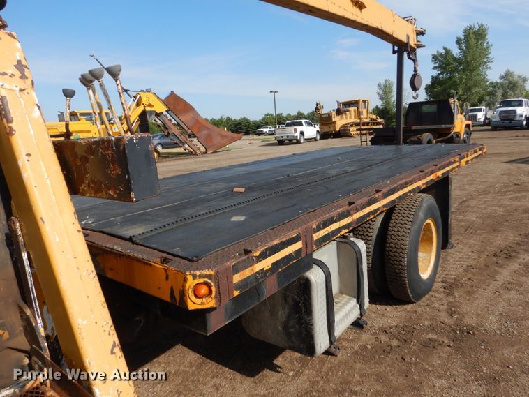 image for item GA9159 1977 Ford F800  crane truck
