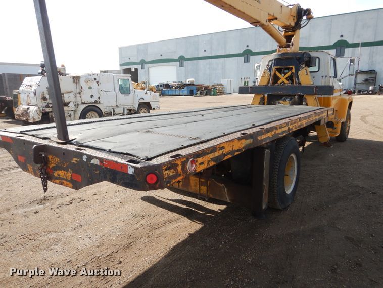image for item GA9159 1977 Ford F800  crane truck