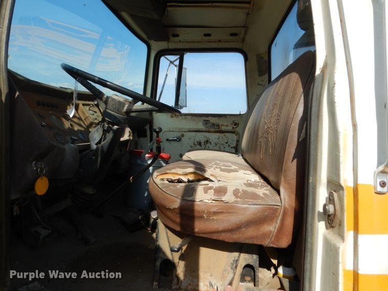 image for item GA9159 1977 Ford F800  crane truck