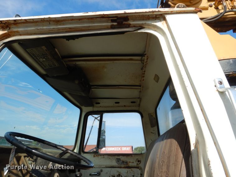image for item GA9159 1977 Ford F800  crane truck