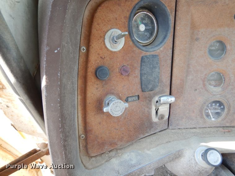 image for item GA9159 1977 Ford F800  crane truck