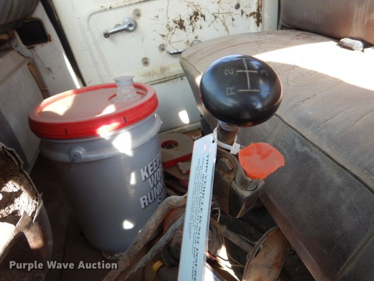 image for item GA9159 1977 Ford F800  crane truck