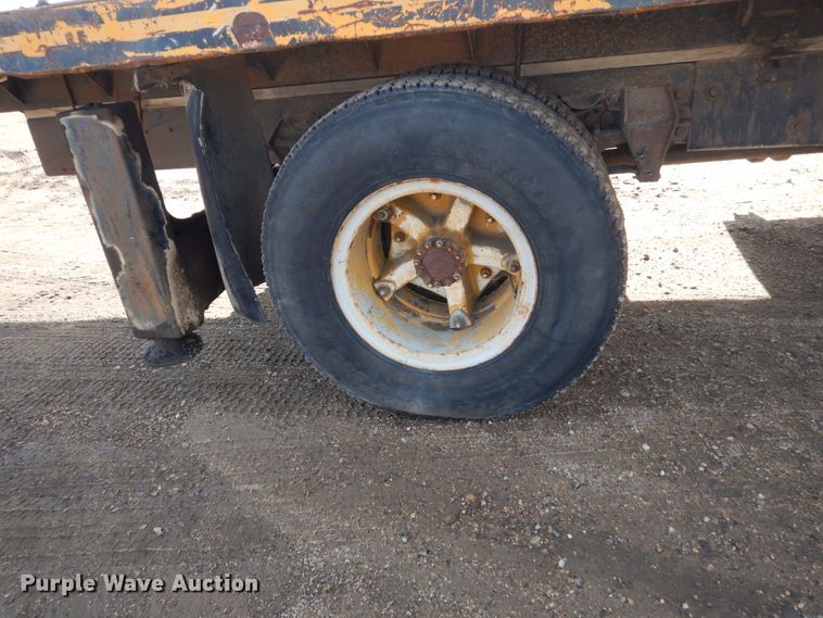 image for item GA9159 1977 Ford F800  crane truck