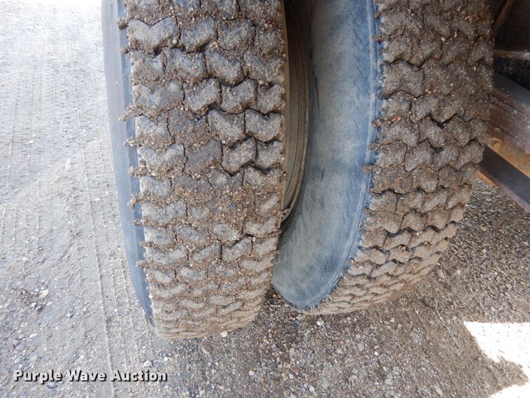 image for item GA9159 1977 Ford F800  crane truck