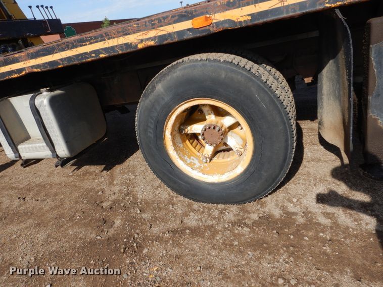 image for item GA9159 1977 Ford F800  crane truck