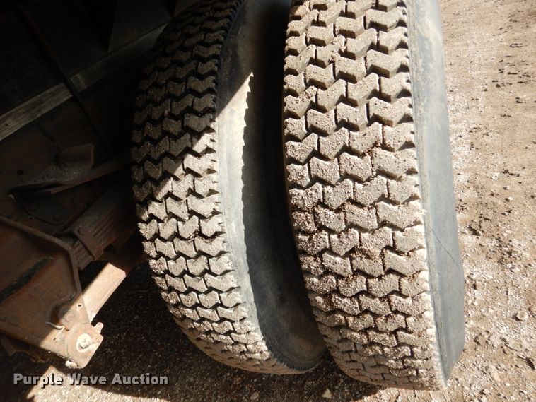 image for item GA9159 1977 Ford F800  crane truck