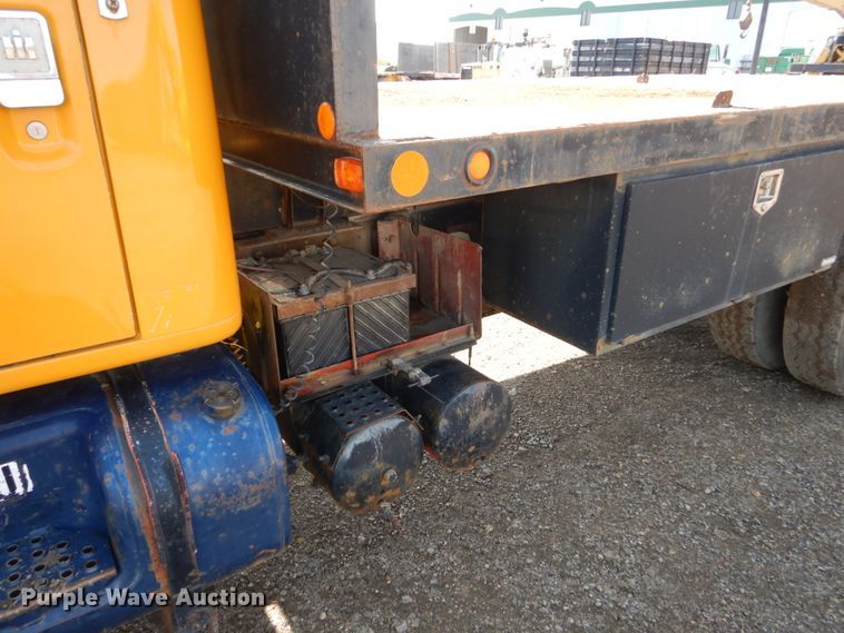 image for item GA9161 1986 International 1900  flat dump bed truck