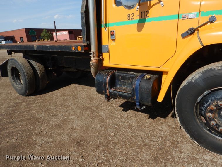 image for item GA9161 1986 International 1900  flat dump bed truck