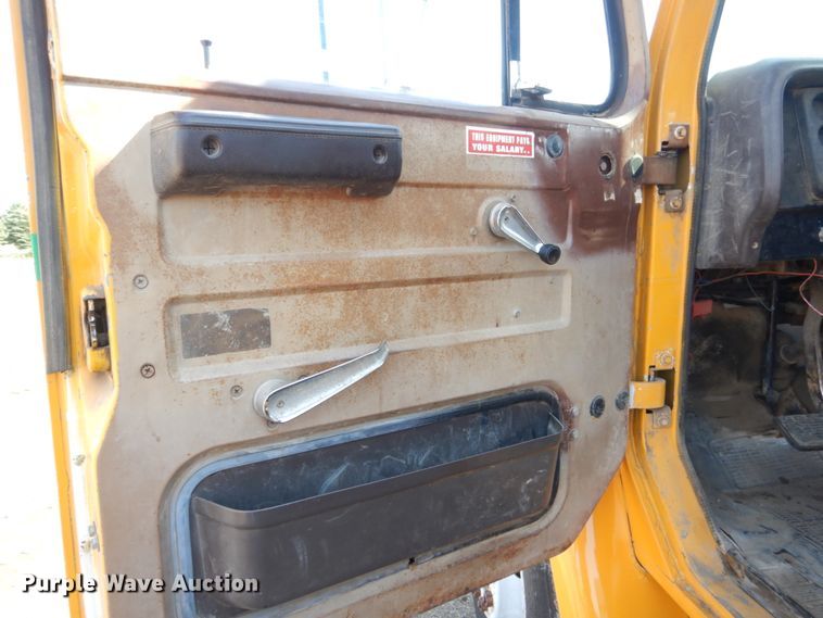 image for item GA9161 1986 International 1900  flat dump bed truck